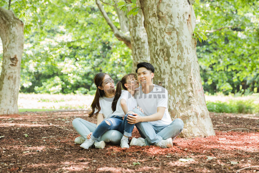 一家人坐在大树下休息图片素材免费下载