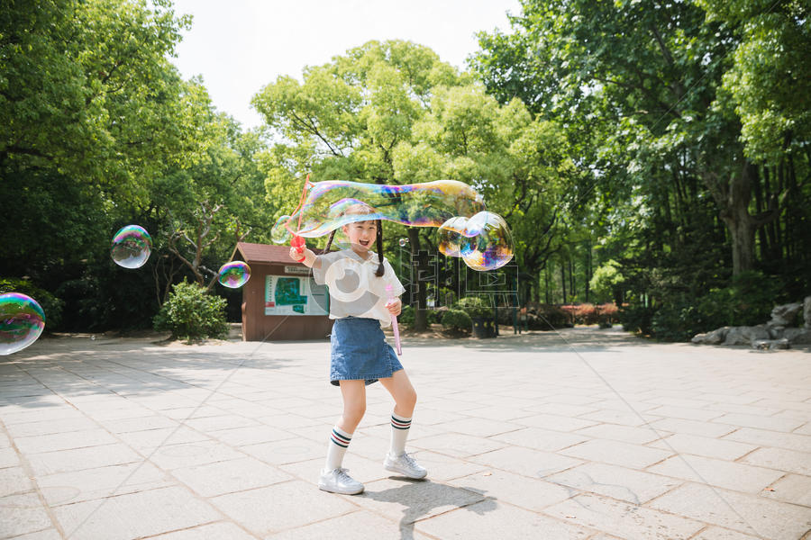 公园里可爱女孩玩吹泡泡图片素材免费下载