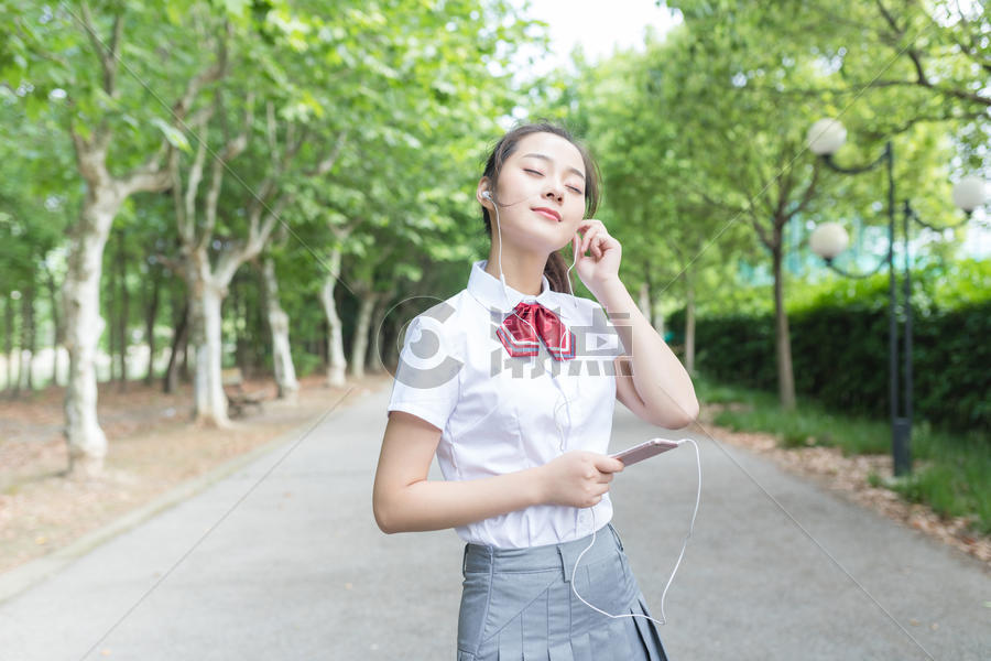 学校里听歌的女同学图片素材免费下载