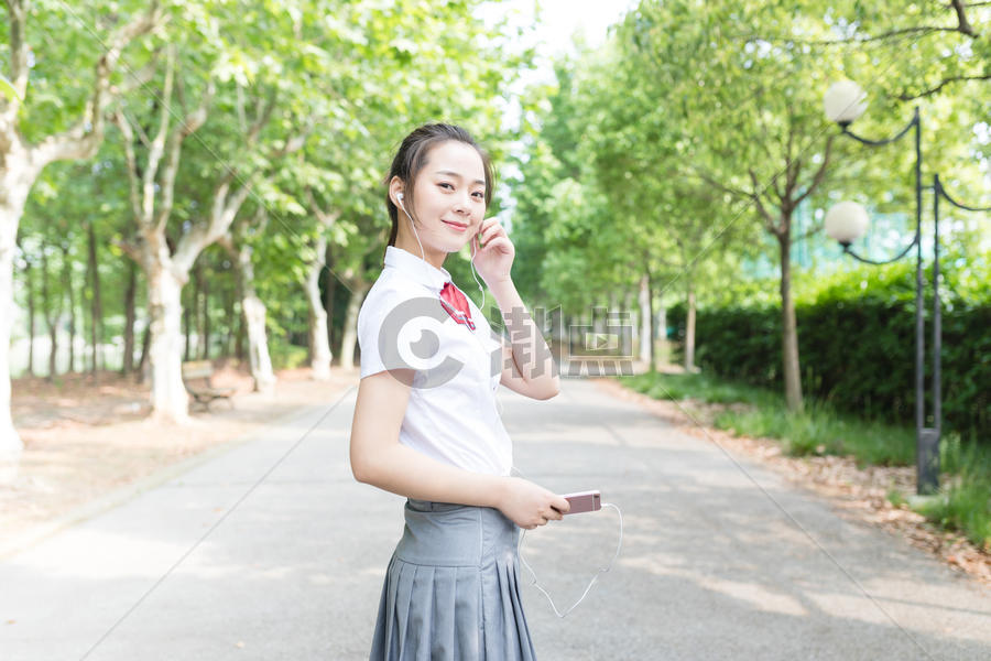 学校里听歌的女同学图片素材免费下载