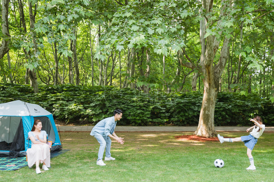 一家人野营踢足球图片素材免费下载
