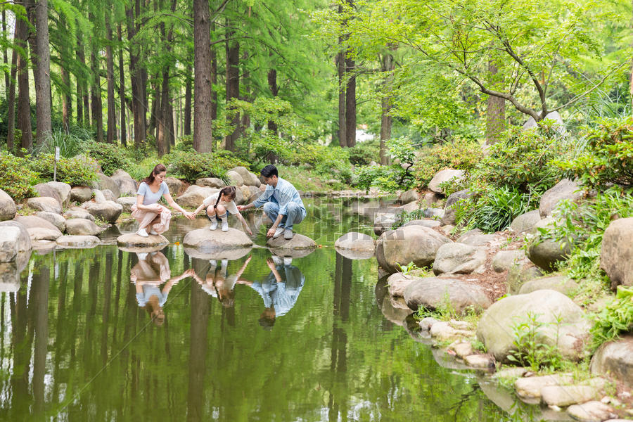 一家人公园玩水图片素材免费下载