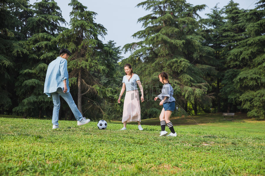 一家人草地上踢足球图片素材免费下载