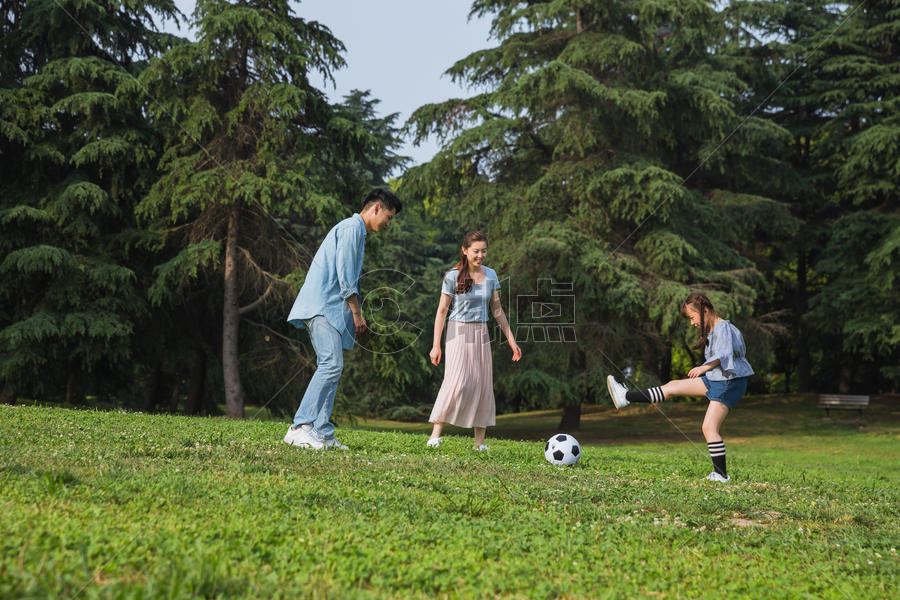 一家人草地上踢足球图片素材免费下载