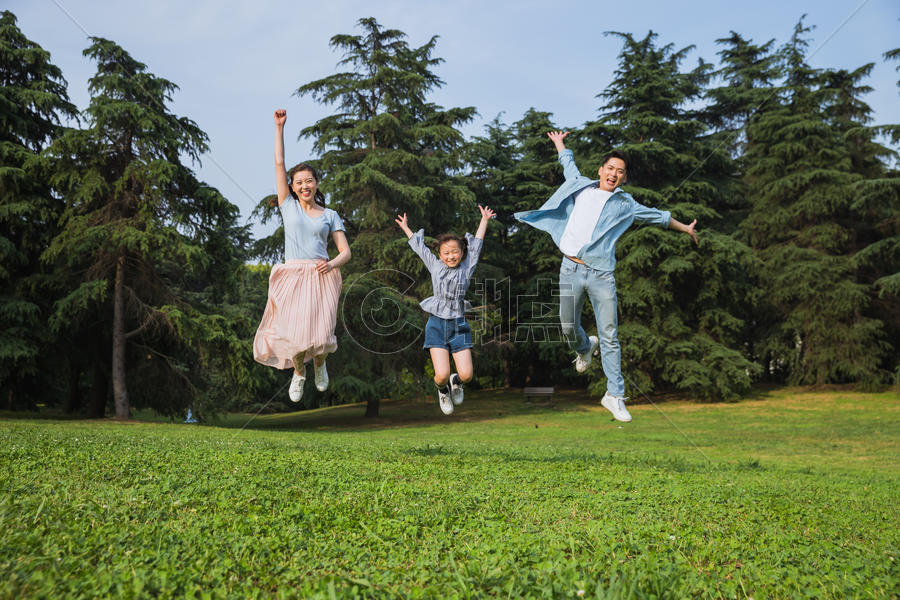 一家人草地上跳跃图片素材免费下载