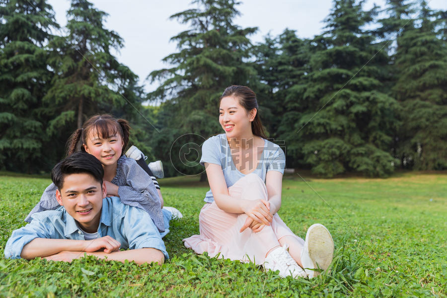 一家人在草地上休息图片素材免费下载