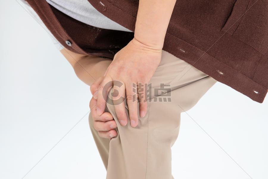 腿部疼痛的老年人图片素材免费下载