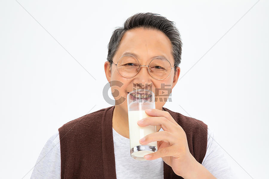 老年人喝牛奶图片素材免费下载