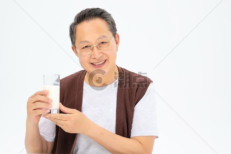 老年人喝牛奶图片素材免费下载