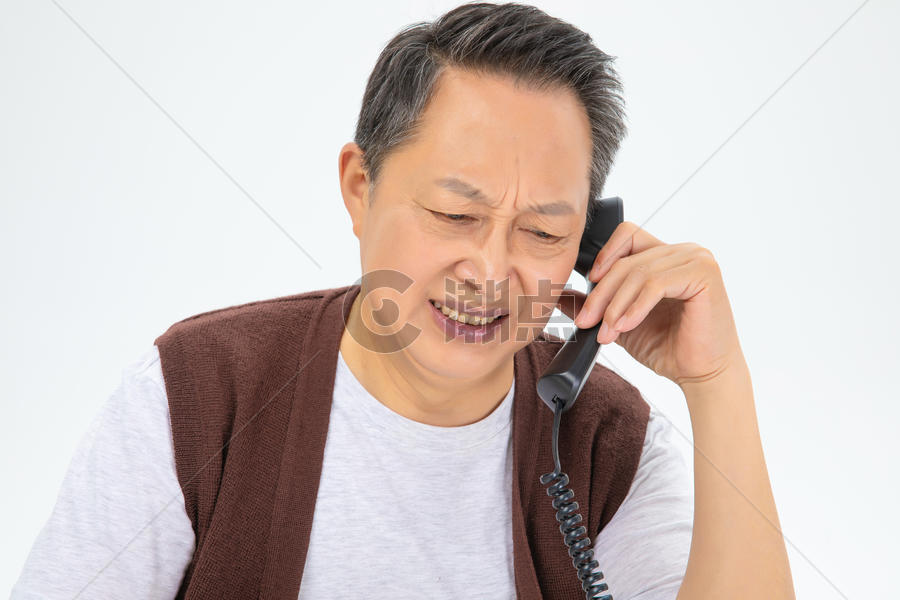 伤心接电话的老年人图片素材免费下载