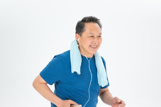 运动中听歌的老年人图片素材免费下载