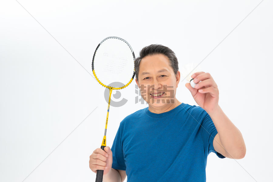 打羽毛球的老年人图片素材免费下载