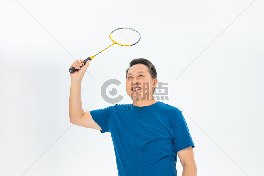 打羽毛球的老年人图片素材免费下载
