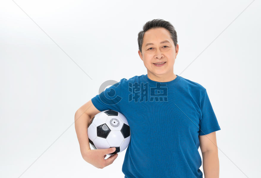 踢足球的老年人图片素材免费下载