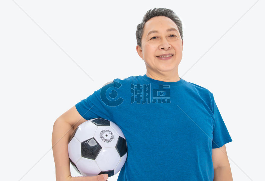 踢足球的老年人图片素材免费下载