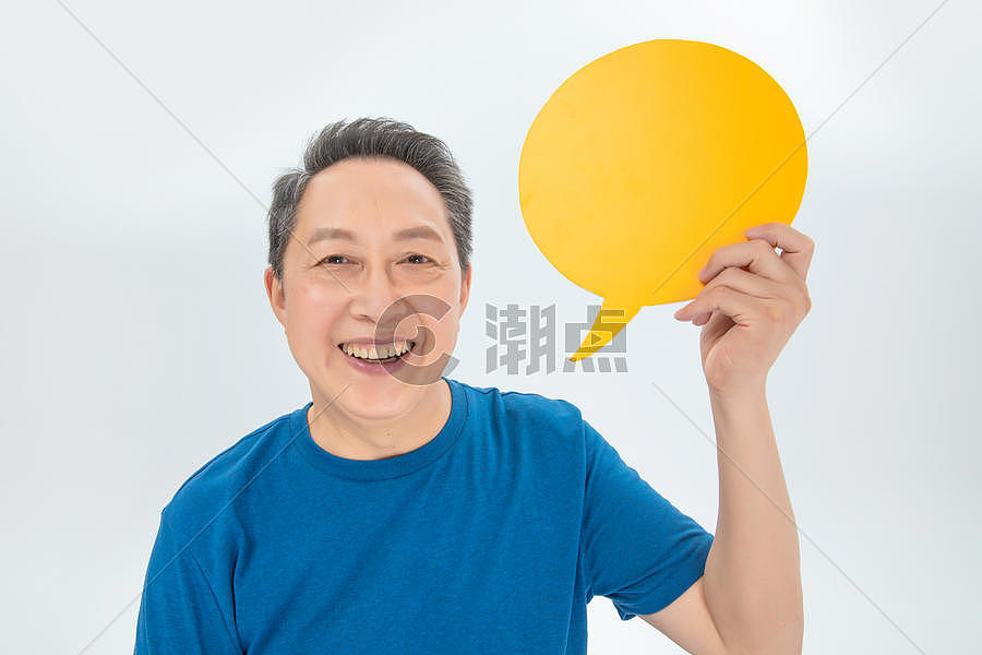 拿着黄色气泡对话框的老年人图片素材免费下载