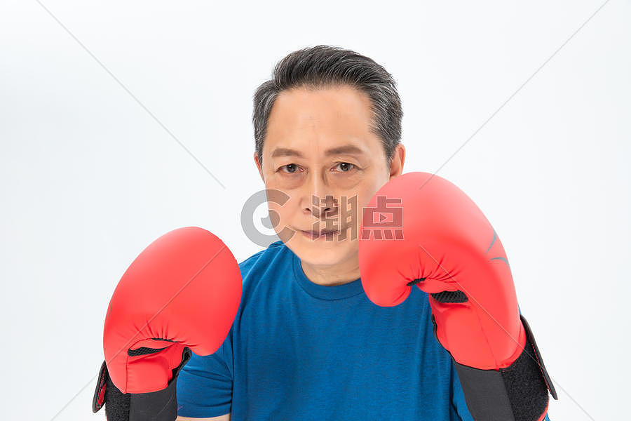 打拳击的老年人图片素材免费下载