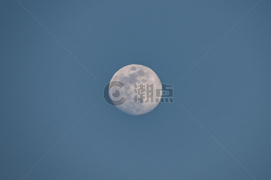一轮圆月挂在天边图片素材免费下载