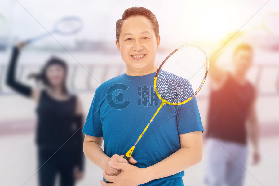 老年人打羽毛球图片素材免费下载