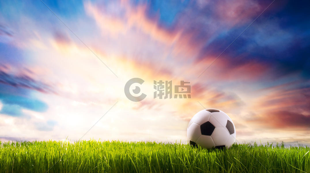 创意草地上的足球图片素材免费下载