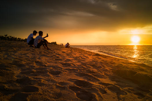 海南海边欣赏日落美景的图片素材免费下载