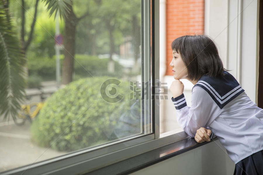 女学生眺望教室窗外图片素材免费下载