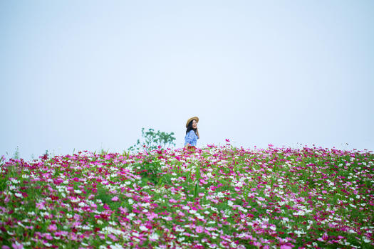 花团锦簇围绕的美女写真图片素材免费下载