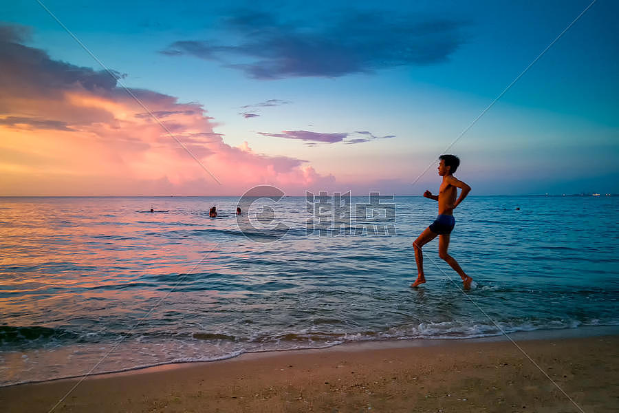 海边奔跑的孩子图片素材免费下载
