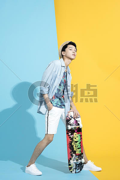 玩滑板的青年男性图片素材免费下载