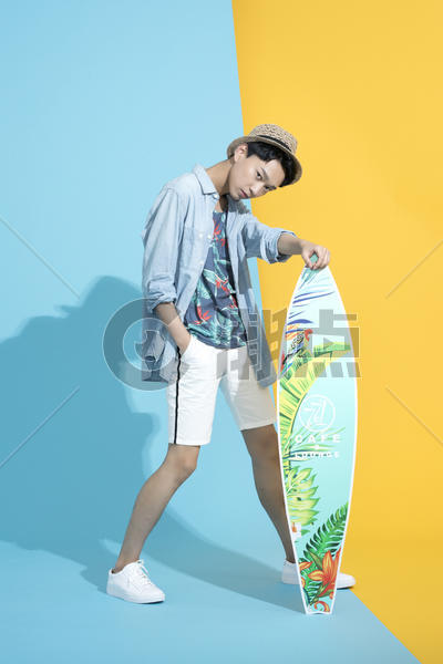 拿着冲浪板的青年男性形象图片素材免费下载
