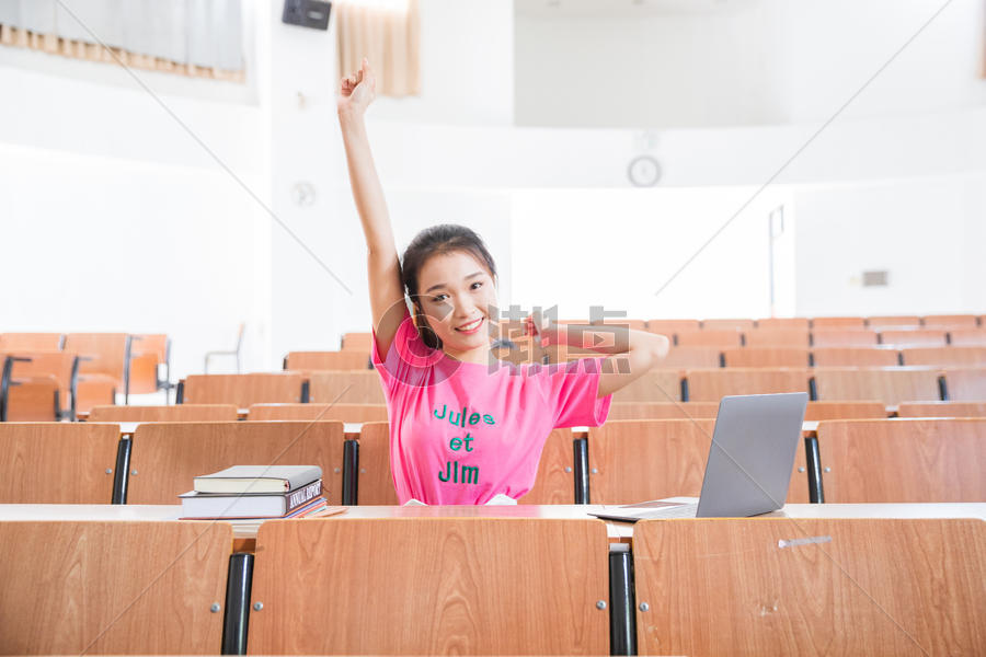 大学生教室里放松伸懒腰图片素材免费下载