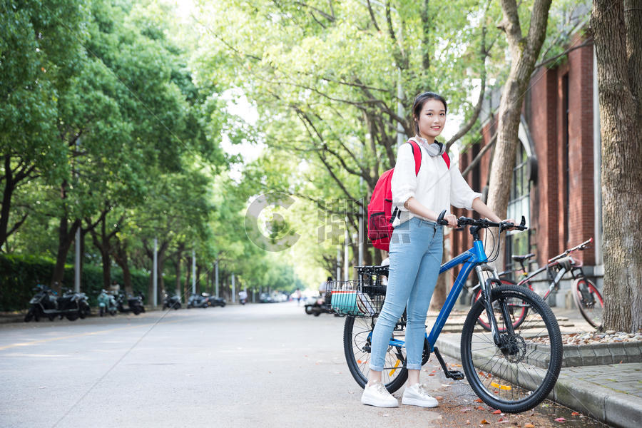 毕业季青春学生手扶自行车图片素材免费下载