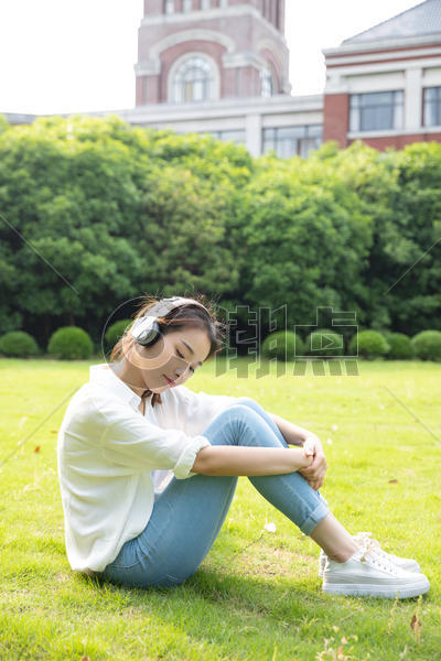 草地上青春学生听音乐图片素材免费下载