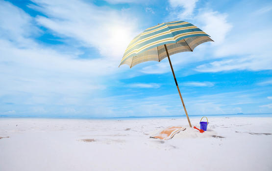 沙滩上的防嗮伞图片素材免费下载