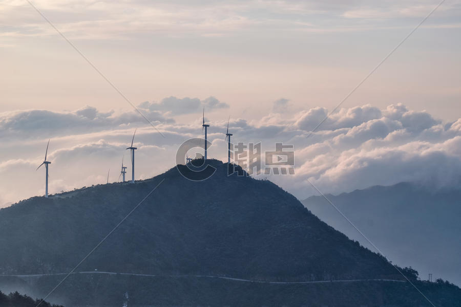 湖北咸宁九宫山顶云雾缭绕的风车图片素材免费下载