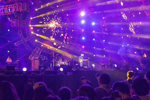 音乐节演唱会歌谣季狂热的舞台现场和观众图片素材免费下载