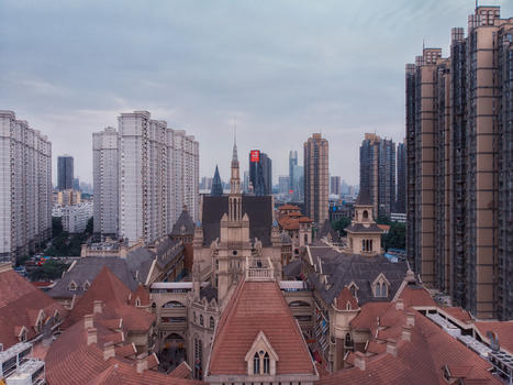 武汉高楼大厦包围中的教堂图片素材免费下载
