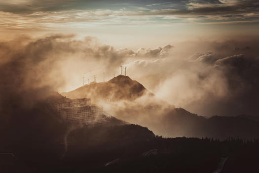 云雾缭绕仙境般的湖北咸宁九宫山顶图片素材免费下载