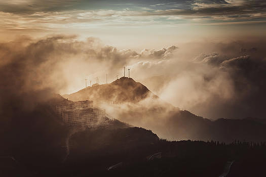 云雾缭绕仙境般的湖北咸宁九宫山顶图片素材免费下载