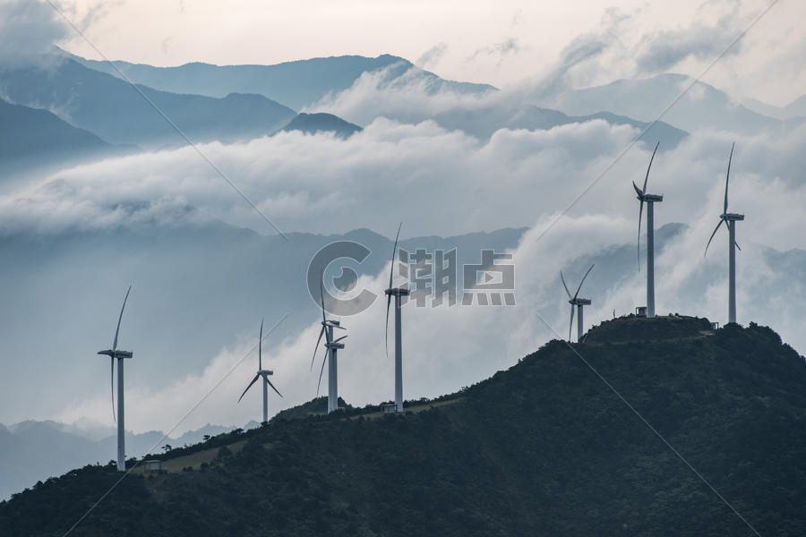 山顶云海中的发电风车图片素材免费下载