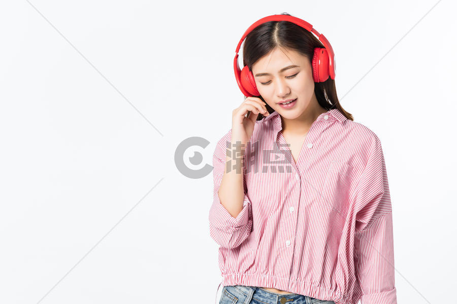 听音乐的青年女性图片素材免费下载