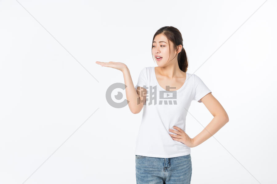 青年女孩手势托举动作摄影图6240*4160图片素材免费下载-编号822422-潮点视频