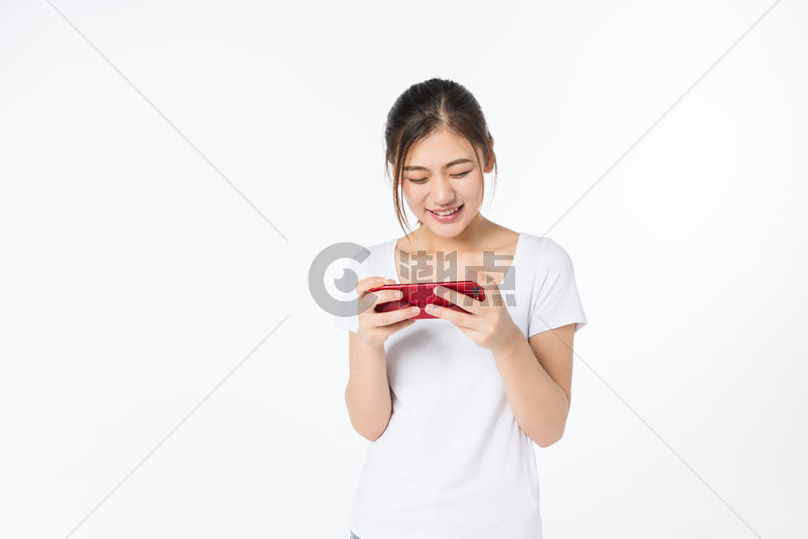 青年女孩玩手机图片素材免费下载
