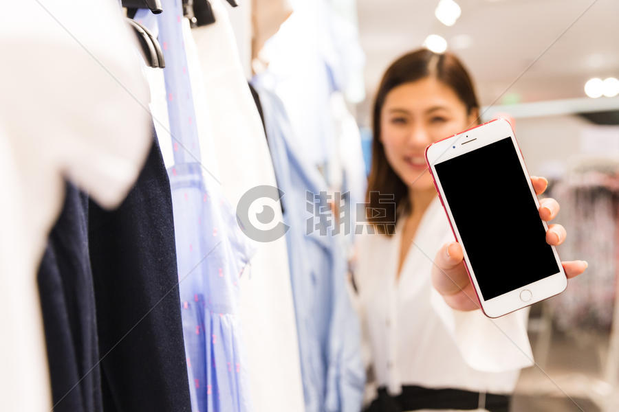 青年女性女装店手持手机图片素材免费下载