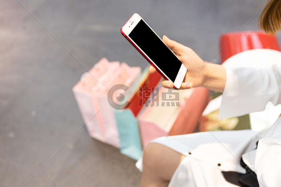 青年女性购物休息看手机特写图片素材免费下载