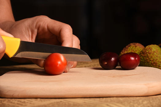 正在切番茄制作水果沙拉图片素材免费下载