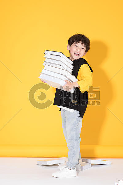 儿童教育小男孩手抱书本图片素材免费下载