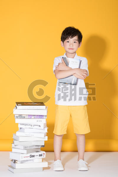 儿童教育小男孩和一堆书本图片素材免费下载