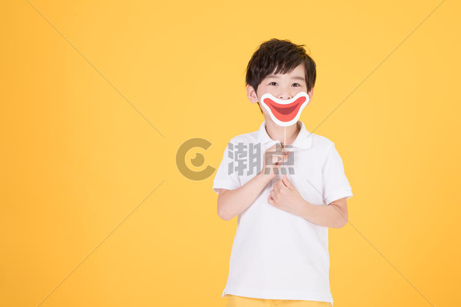 儿童小男孩手持搞怪嘴巴道具图片素材免费下载