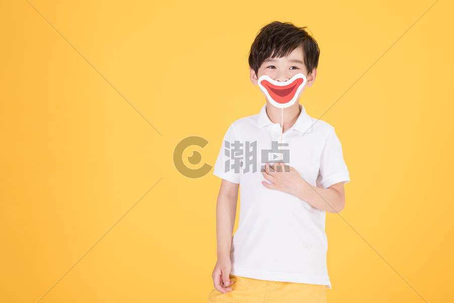 儿童节小男孩手持搞怪嘴巴道具图片素材免费下载